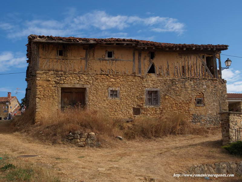 EDIFICIO DE ADOBE Y MADERA.